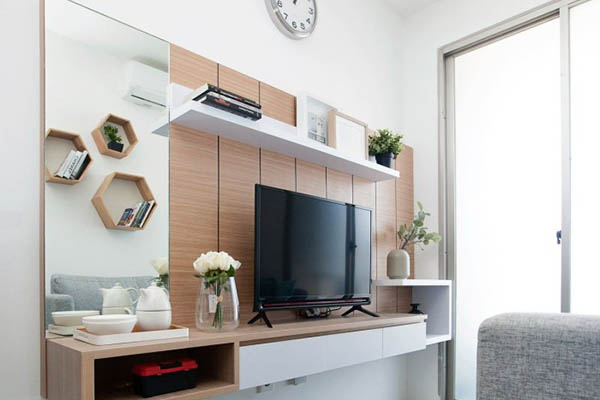 Ubah tampilan ruang keluarga Anda dengan pemasangan backdrop TV sesuai kebutuhan